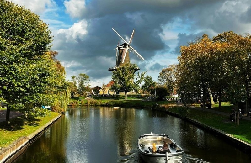 Sloep varen bij strand 49